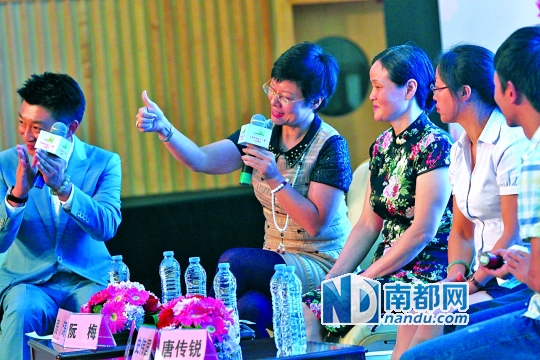 <p> 昨日,在全国首届留守儿童峰会的互动沙龙环节上,台上嘉宾就聚焦留守儿童心理援助问题进行发言。</p>